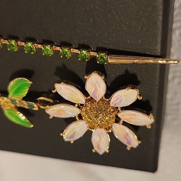 NEW Betsey Johnson Daisy Flower Gold Iridescent Crystal Dangling Earrings - Picture 6 of 6